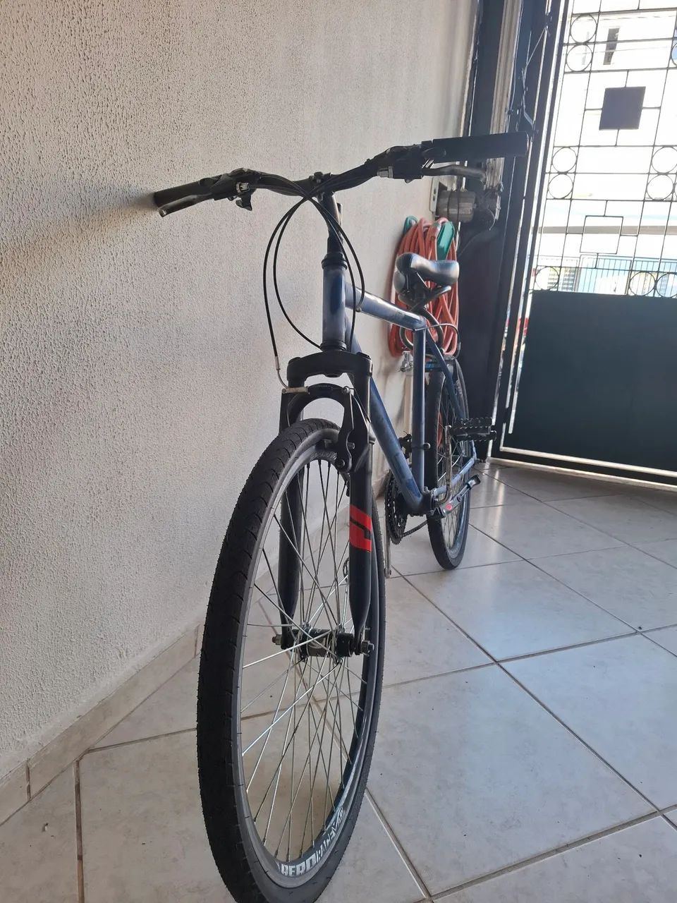 Bicicleta aro 26 com marchas e amortecedor e pneus novos - Foto 2