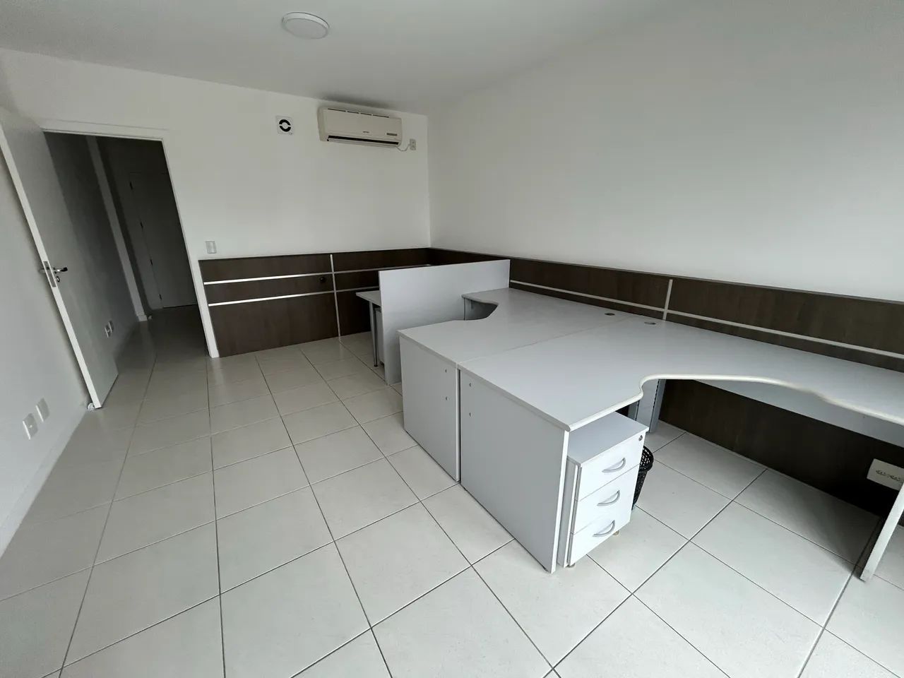 Alugo sala comercial com garagem no centro de Itajaí 