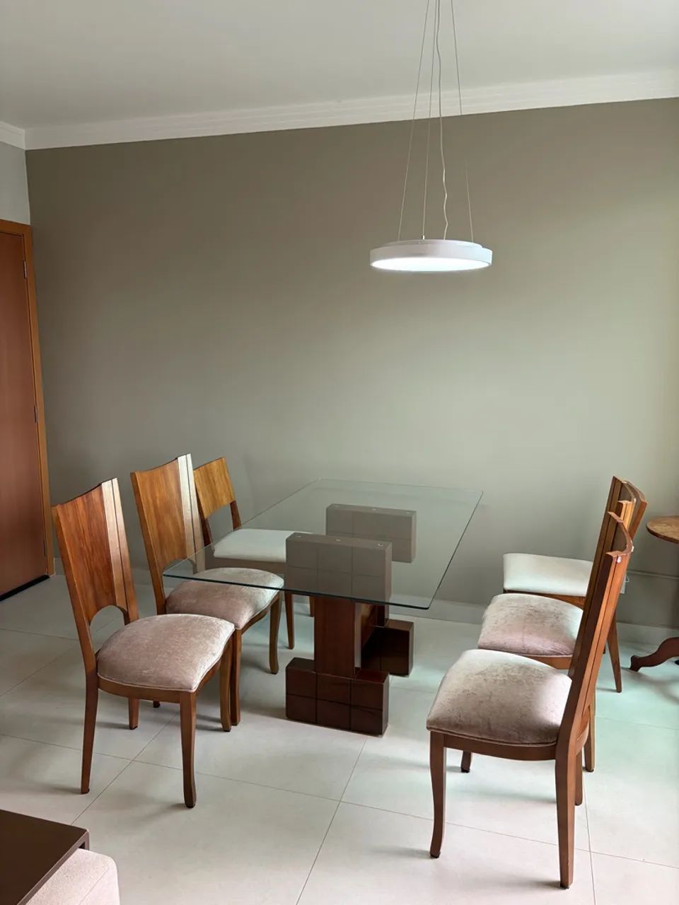 VENDE-SE MESA DE JANTAR RETANGULAR COM 6 CADEIRAS - Foto 2