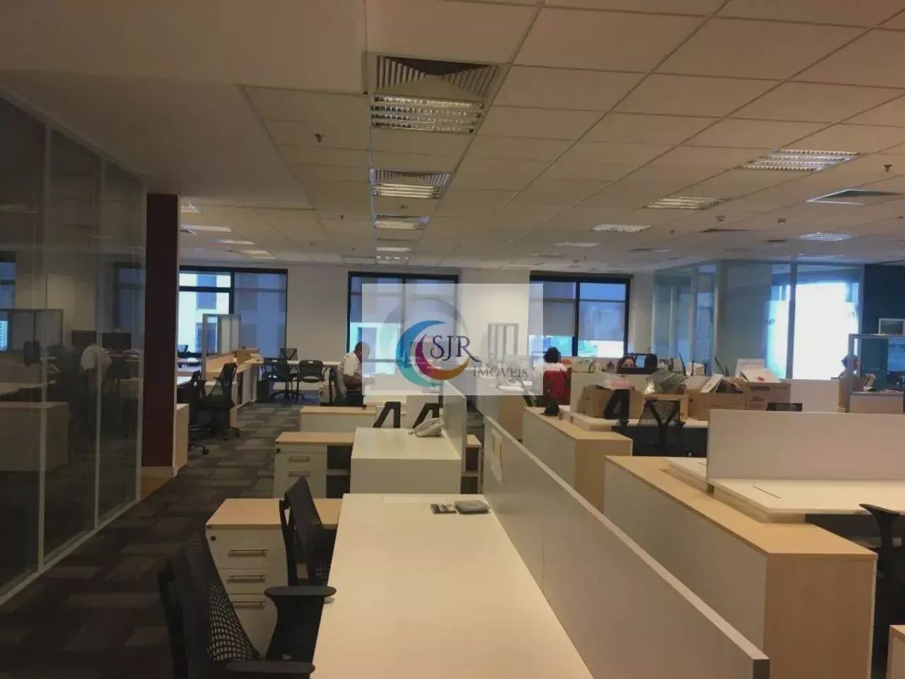 Sala comercial de 589,00m² com 15 vagas de garagem. MOBILIADO Edifício com gerador para ár - Foto 5