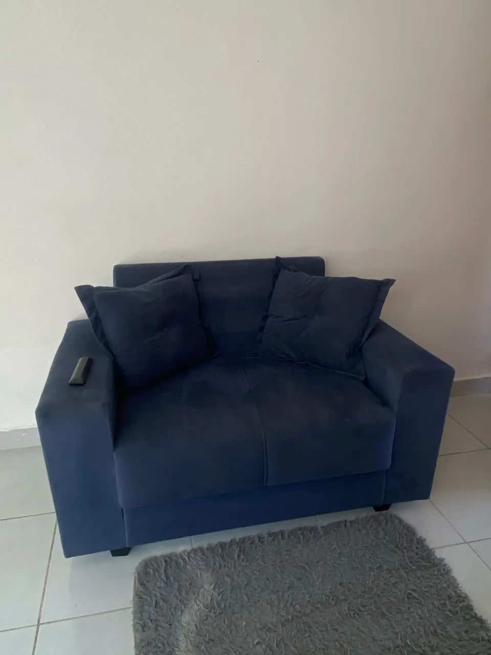 Sofá azul e 2 puffs - Foto 2
