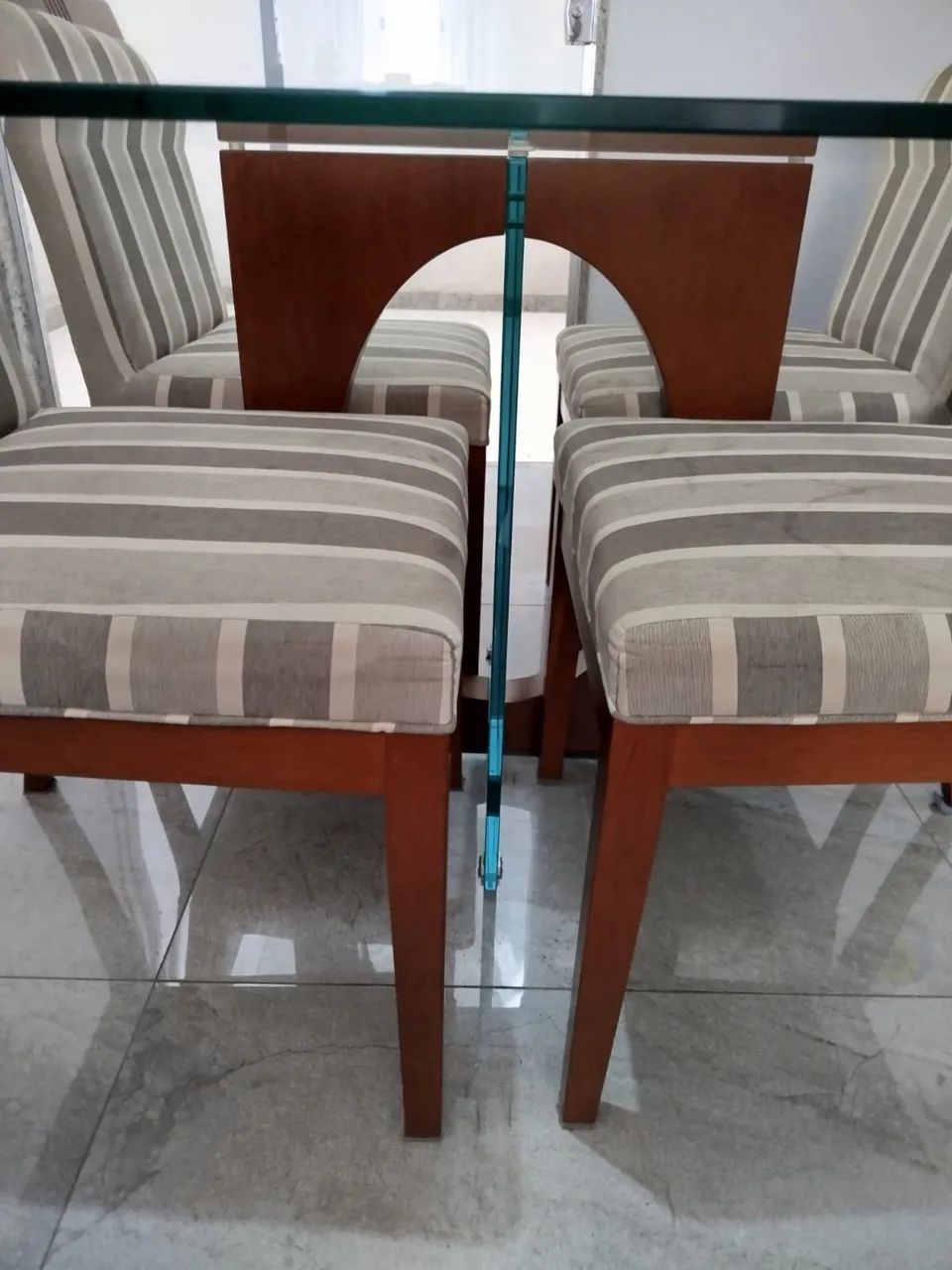 Mesa de mogno com tampo de vidro + cadeiras estofadas - Foto 2