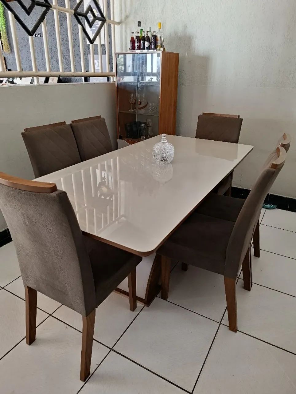 Mesa laqueada com tampo de vidro e 6 cadeiras