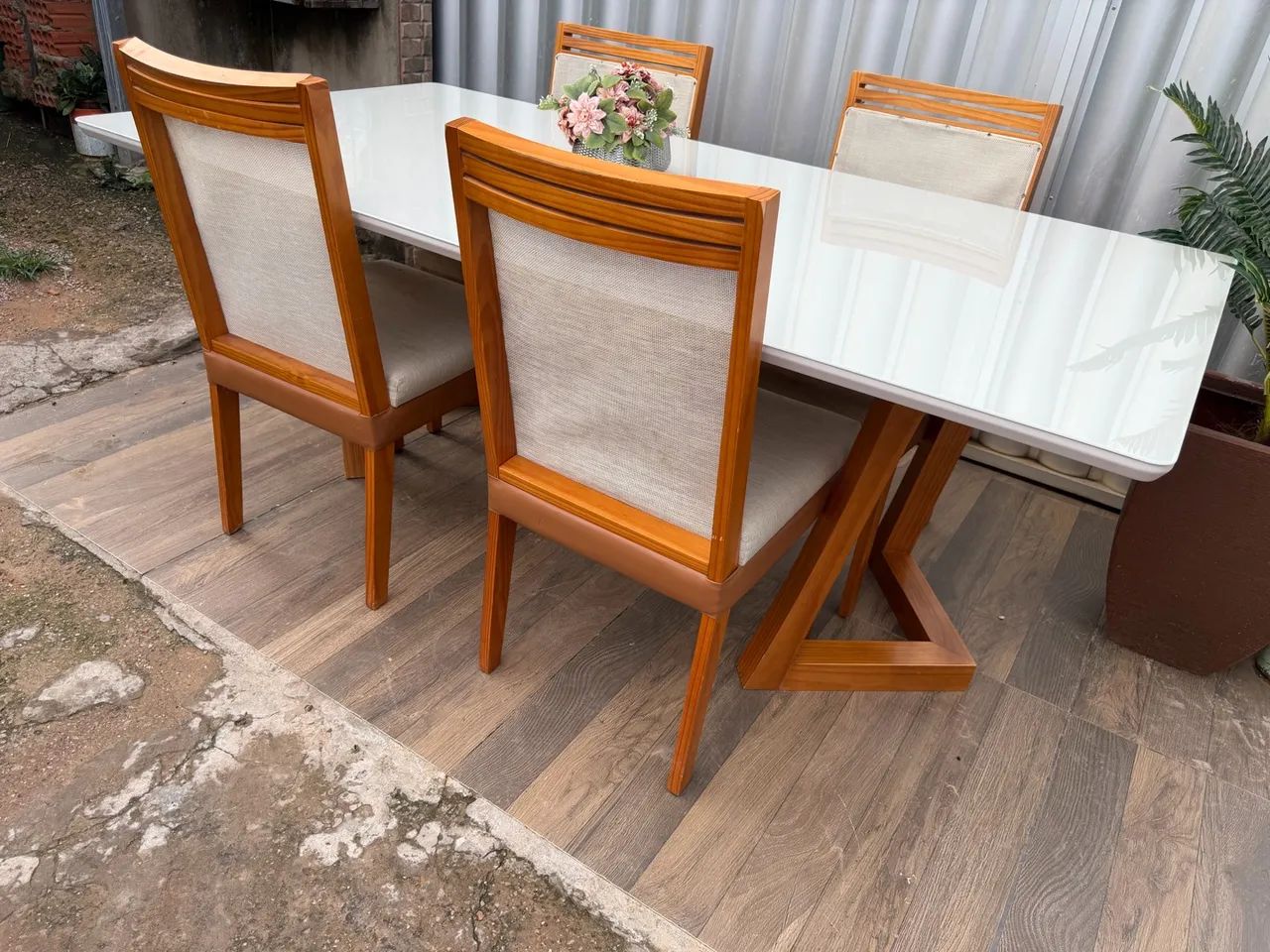 Conjunto de mesa de jantar de madeira  com tampo de vidro - Foto 5