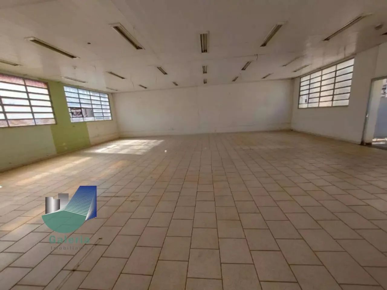 Prédio Comercial com 28 salas para alugar, 2500m² - Centro