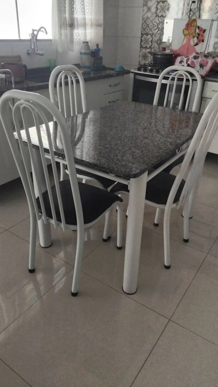 Jogo de mesa com 04 cadeiras bem conservada