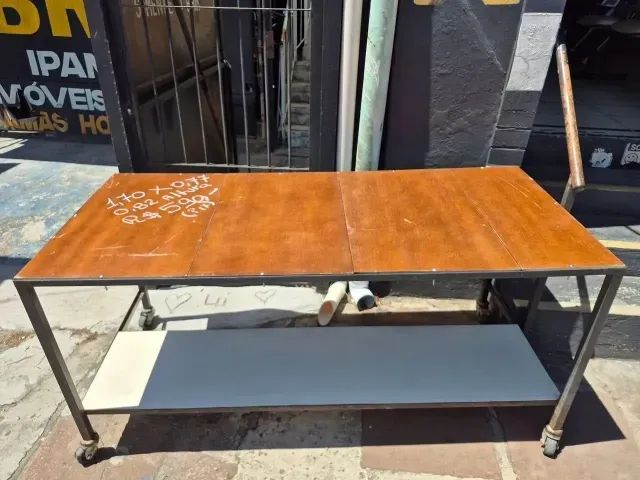 Mesa bancada com rodas