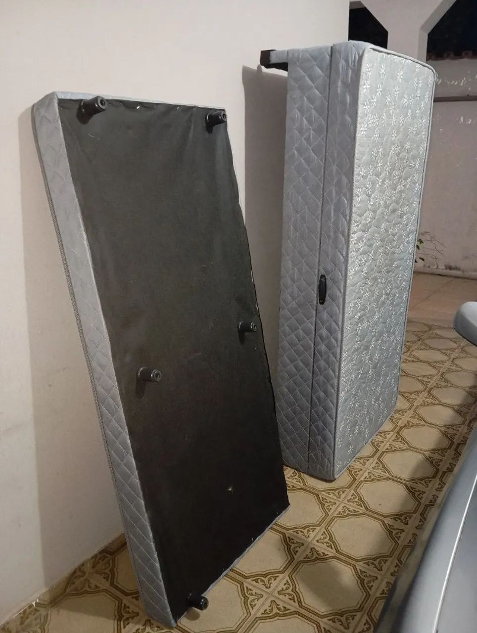 Vendo base de cama solteiro com baú e cama auxiliar