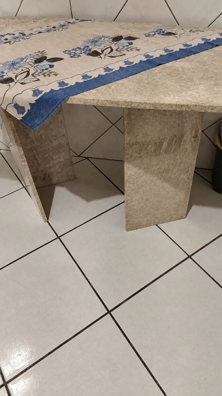 Mesa 4 Lugares em Mármore/Pedra Maciça - 1x1m