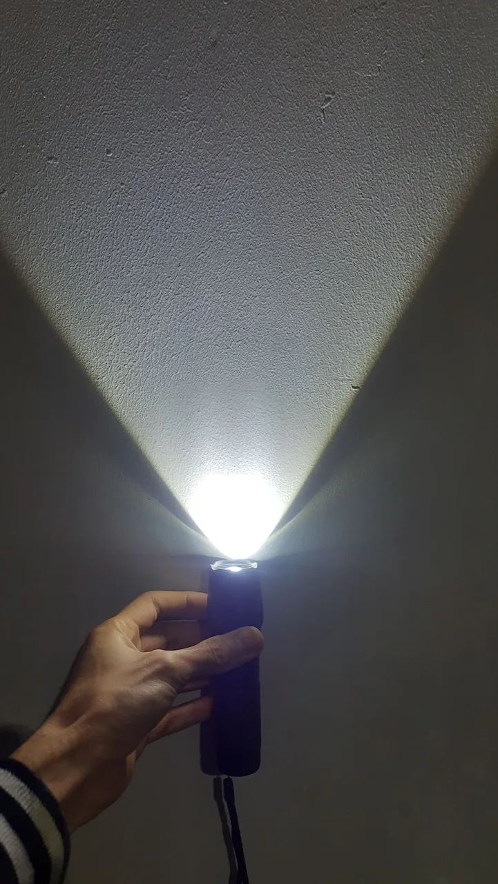 Lanterna tática a prova d'água com carregador veicular  - Foto 4