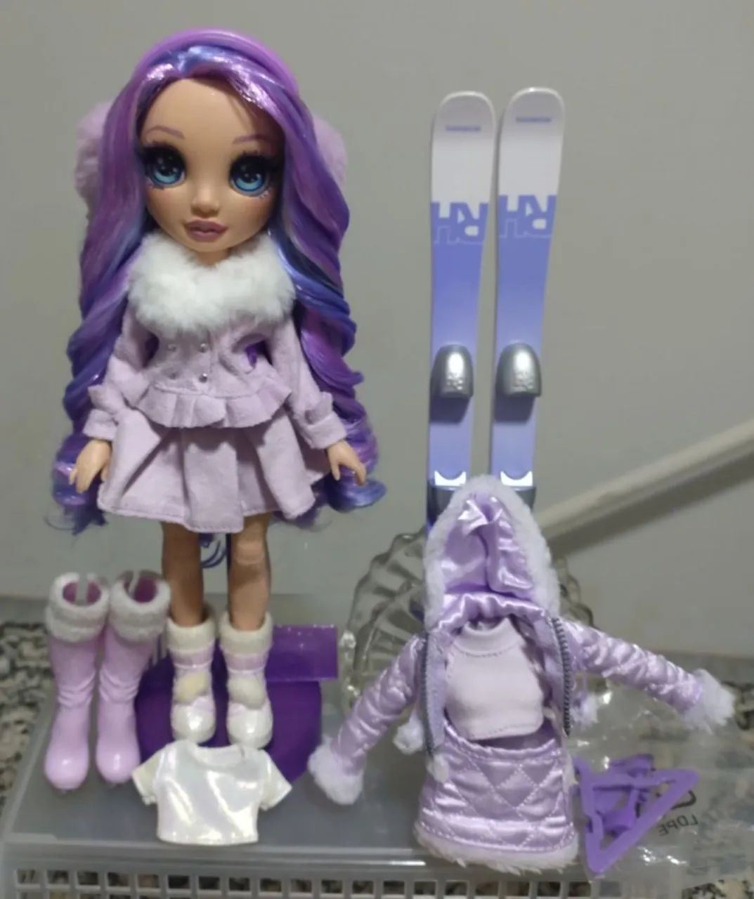 Boneca Rainbow High Violet. Leia descrição 