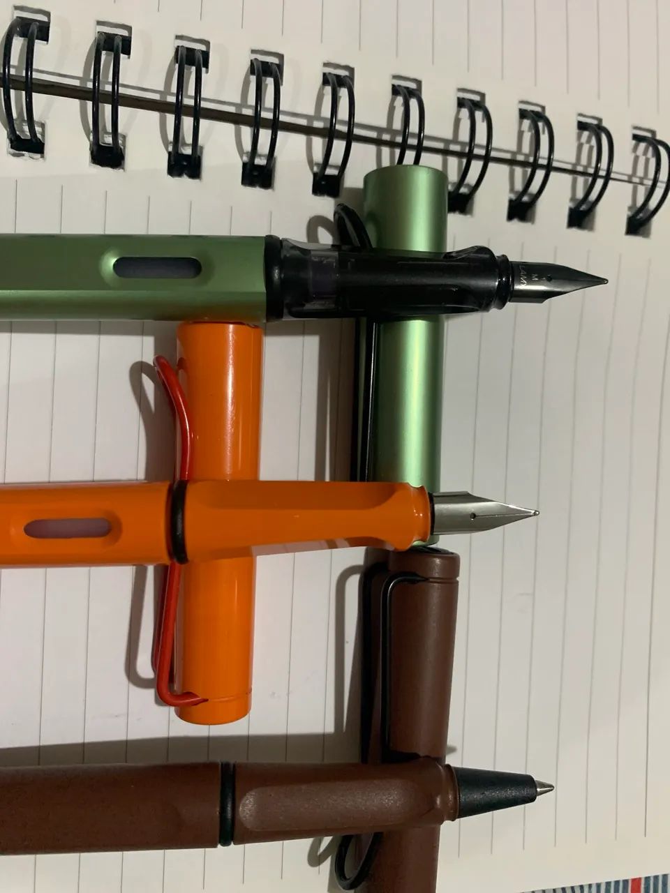 Kit com duas canetas tinteiro e uma esferográfica lama