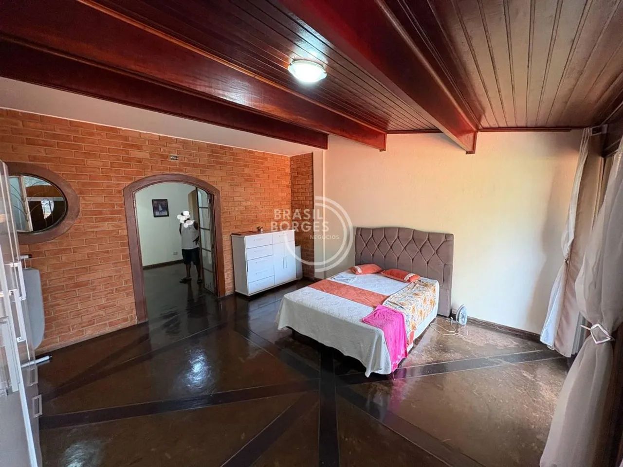 Casa com 3 amplos dormitórios em uma área útil de 240 m²