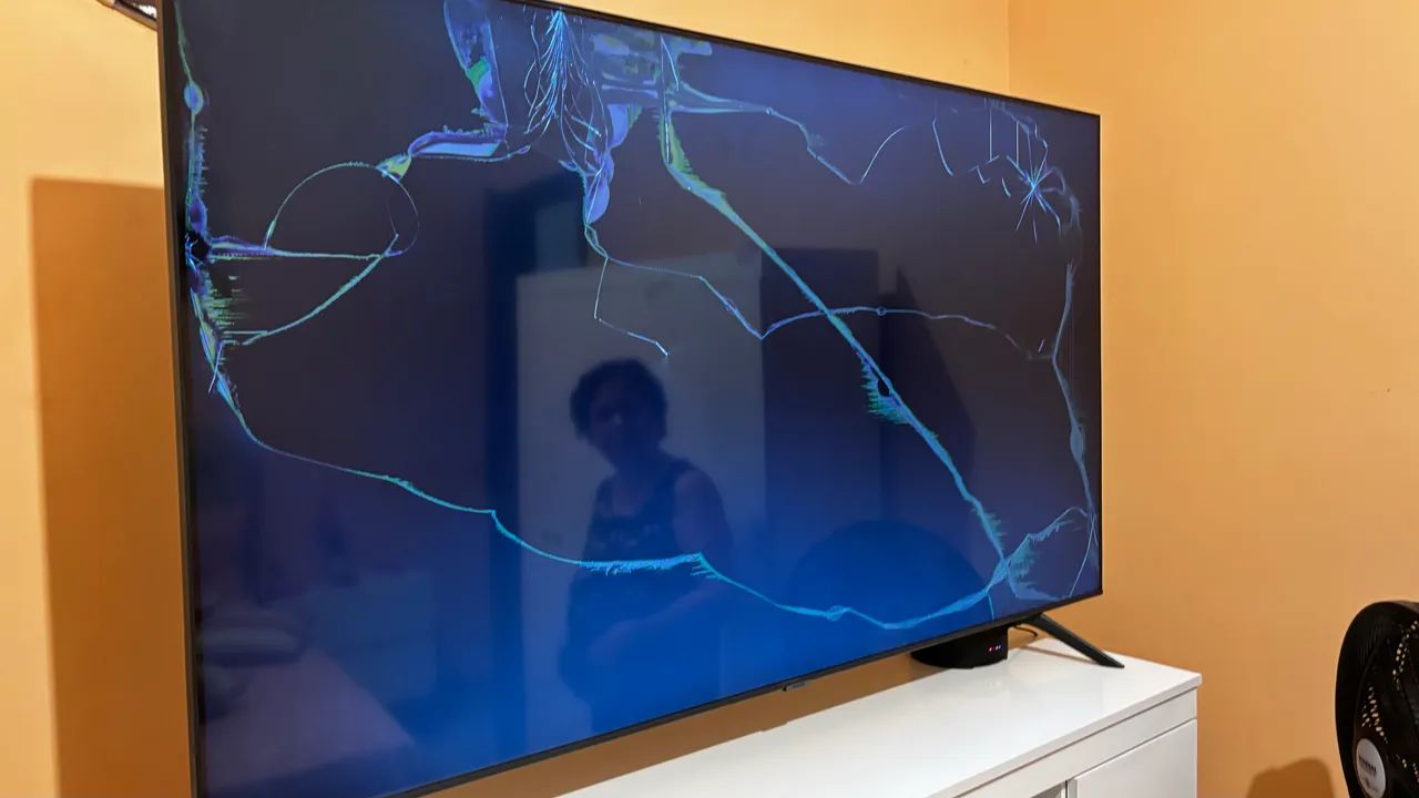 Dano no display -  Smart TV Samsung 65 polegadas Crystal UHD 4K - Foto 2