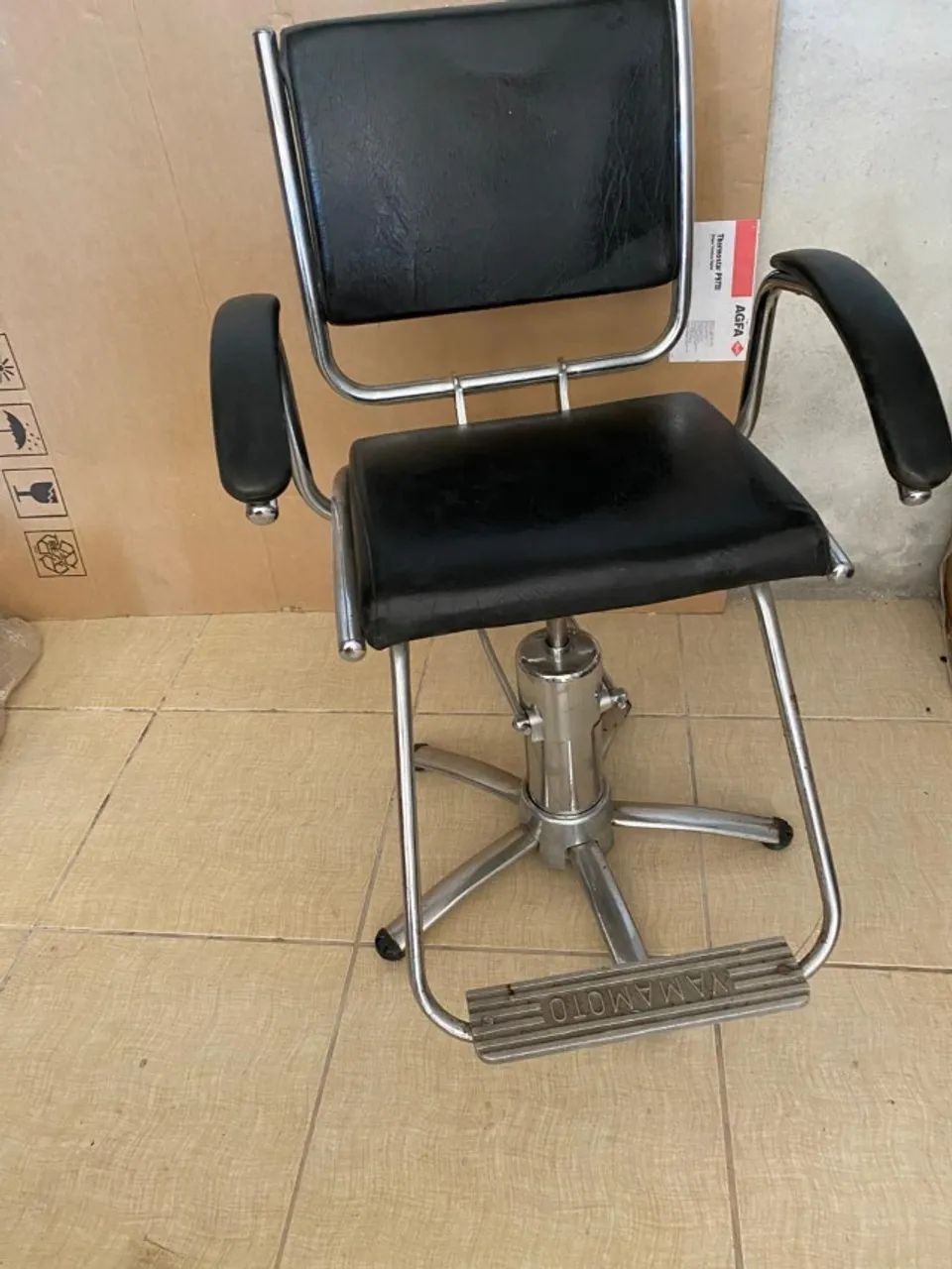 Cadeira de Inox Quadrada Couro (Preta) com Pedal - Foto 2