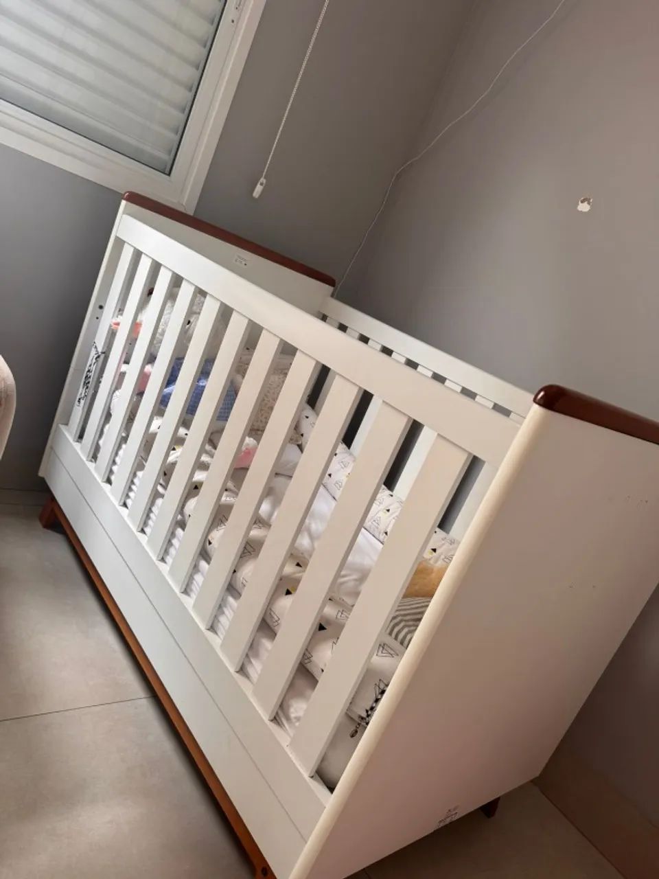 Quarto Sorrento Branco Premium: Cômoda + Berço Mini Cama com Molduras e Pés Mel