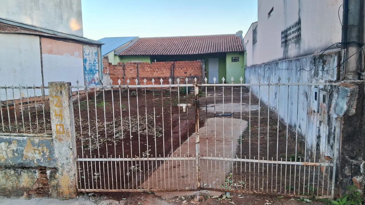 Vende-se terreno com dependência 