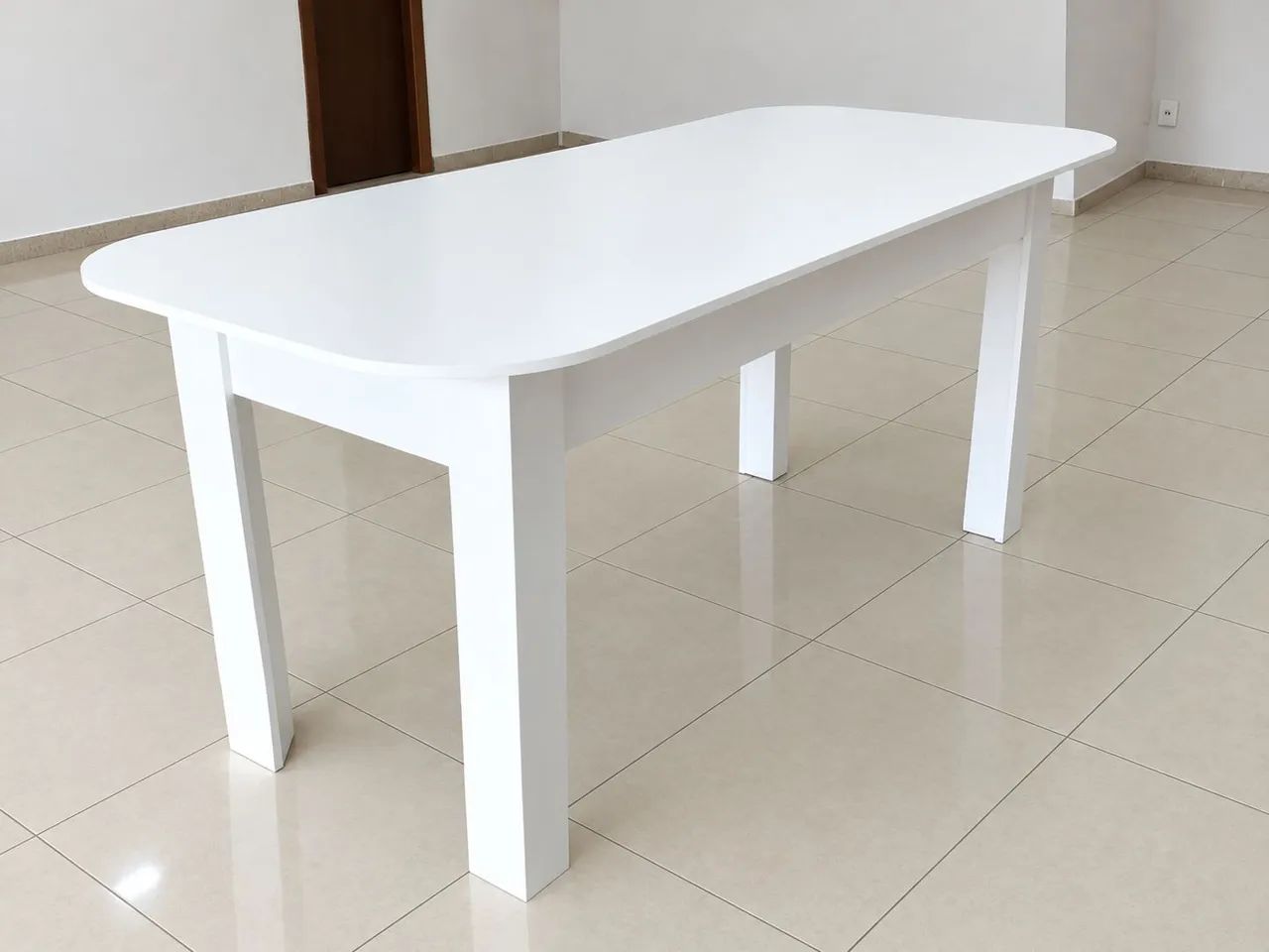 Vendo uma mesa 100% MDF