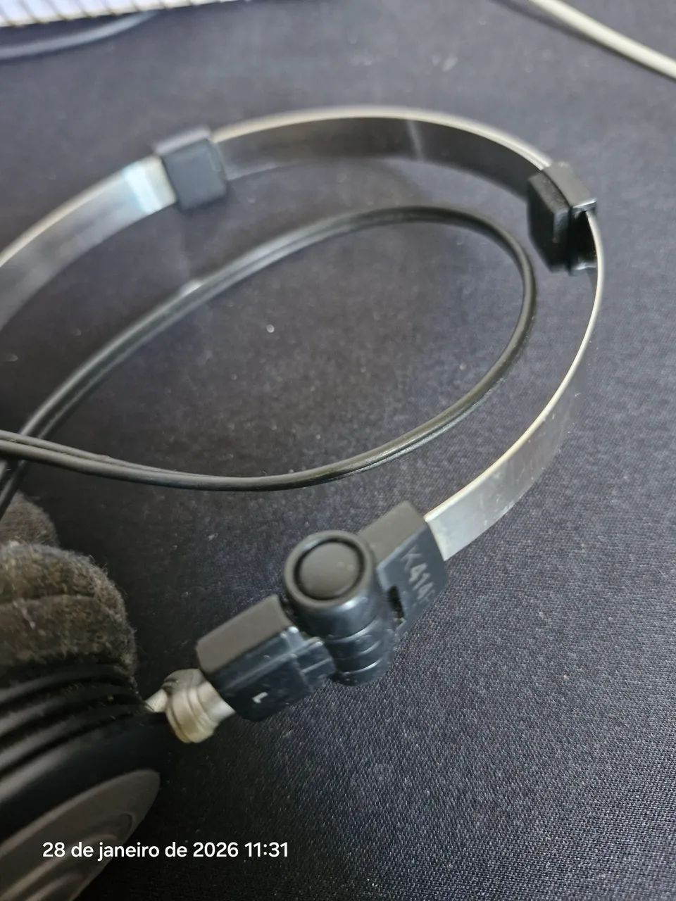 Fone Akg k414p funcionando bem com marcas de uso - Foto 2