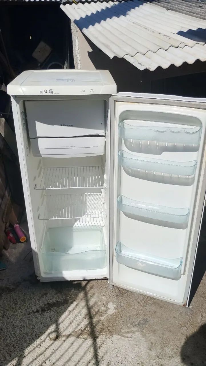 Vende-se geladeira.