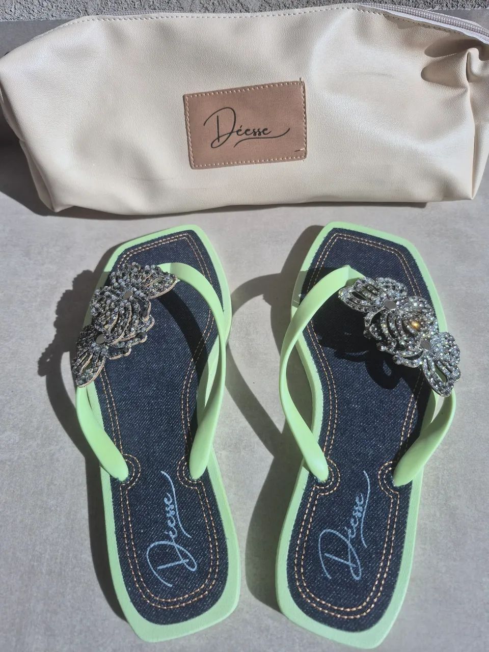 Chinelo e necesserie 
