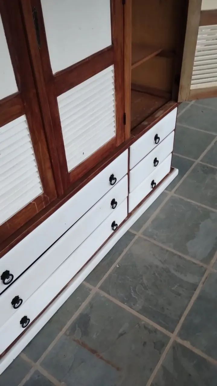 Quarda roupa em madeira 