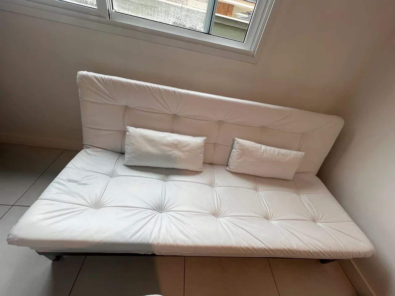 Sofá cama couro sintético. 3 lugares e perfeito estado.