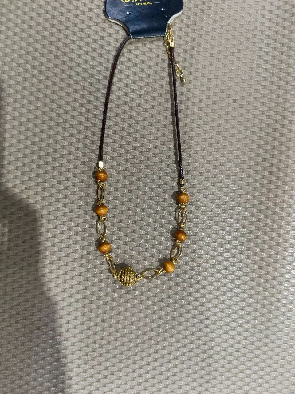 Colar com bolinhas marrons e capim dourado  - Foto 5