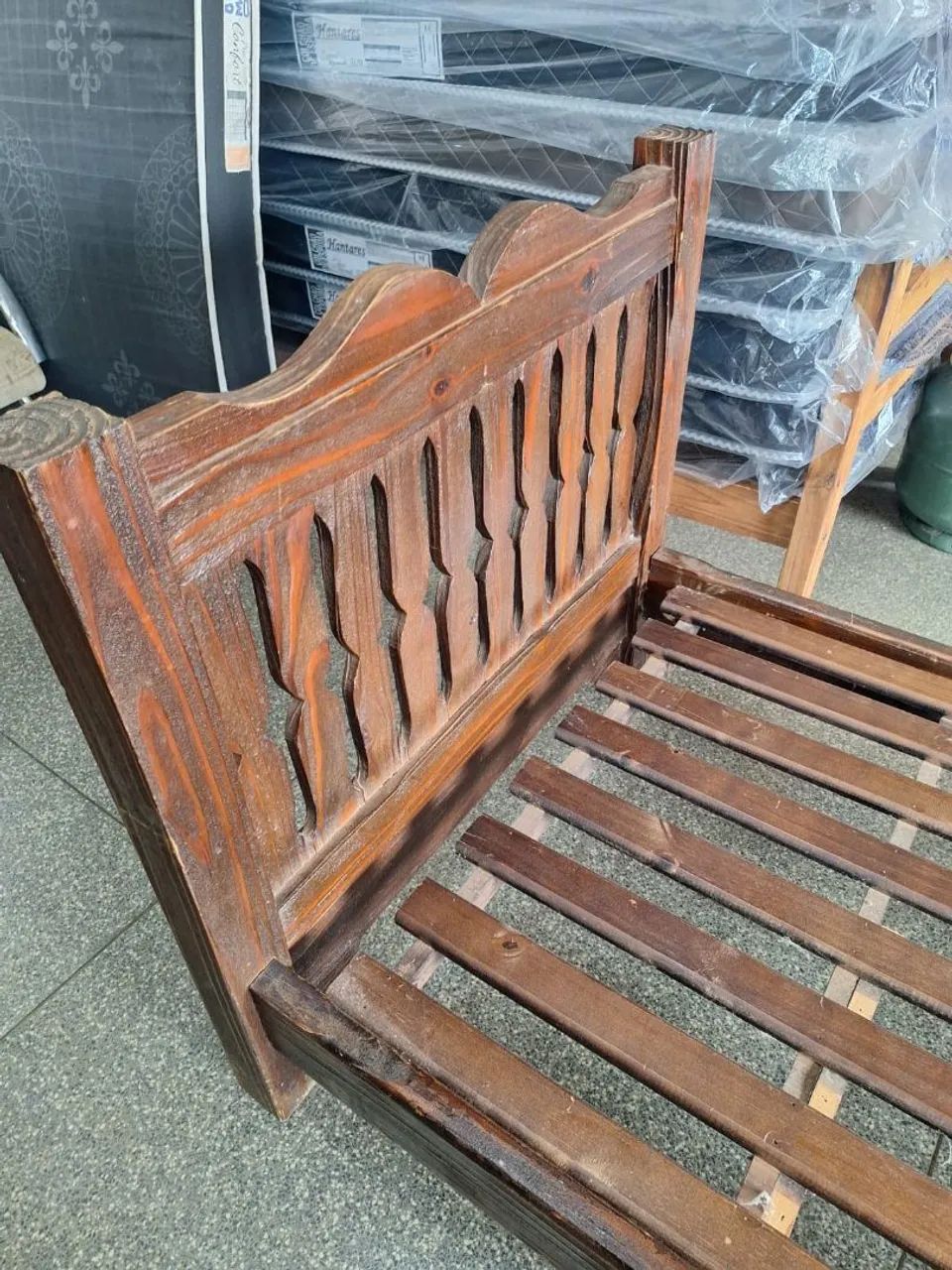 Cama de solteiro madeira maciça usada ((ENTREGO GRATIS)) - Foto 2