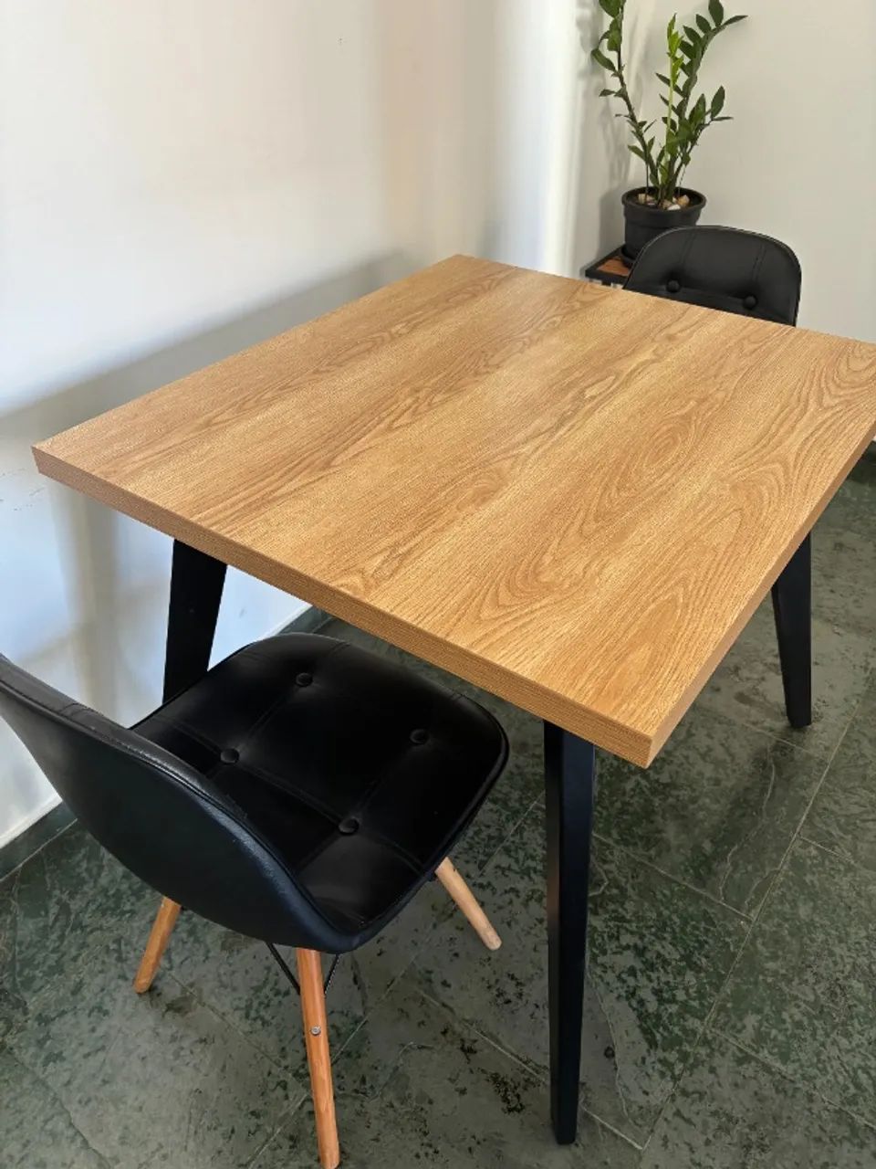 Mesa de jantar 90x80 cm + 2 cadeiras