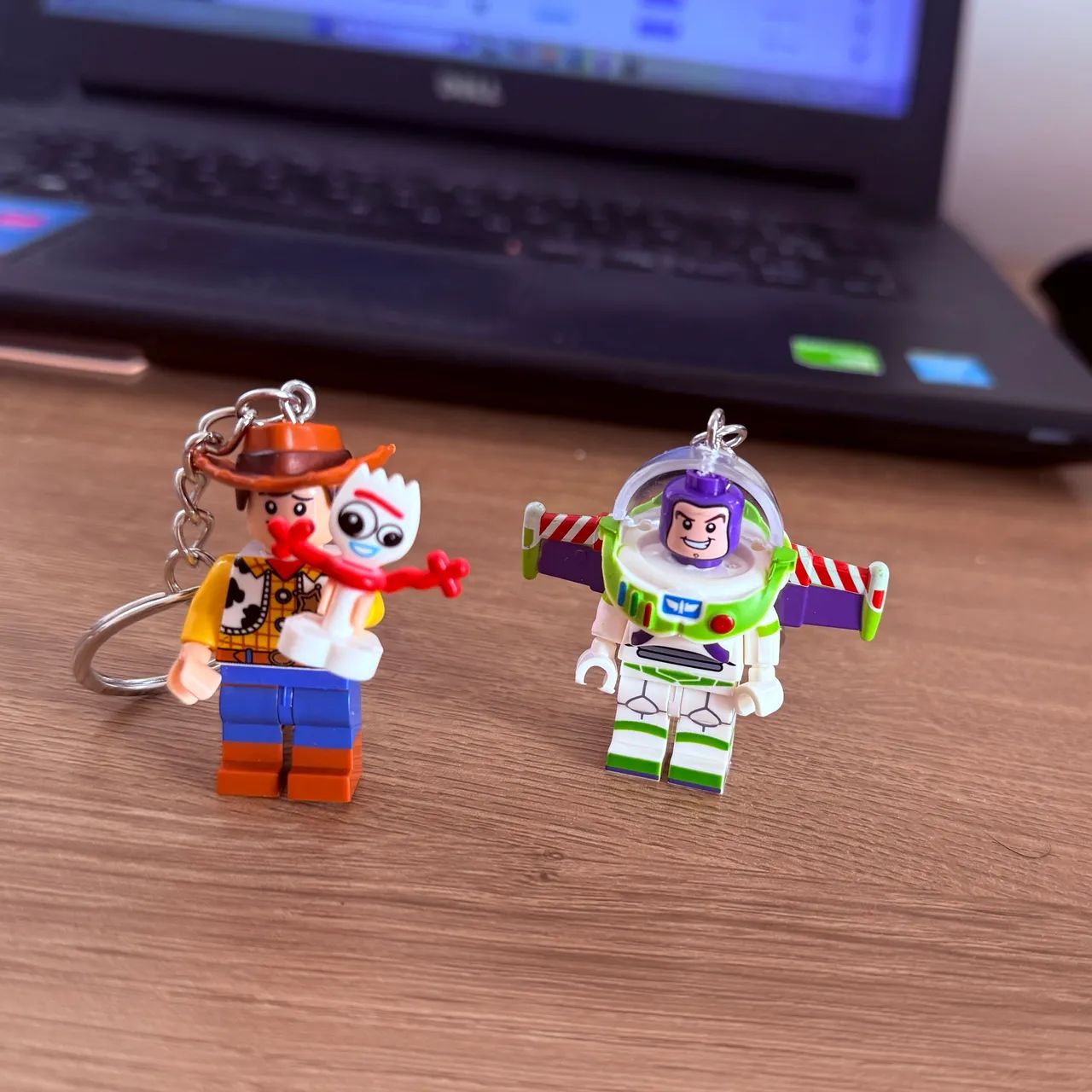 Chaveiro lego Toy Story  Woody e Buzz Ligthyer  - Foto 3