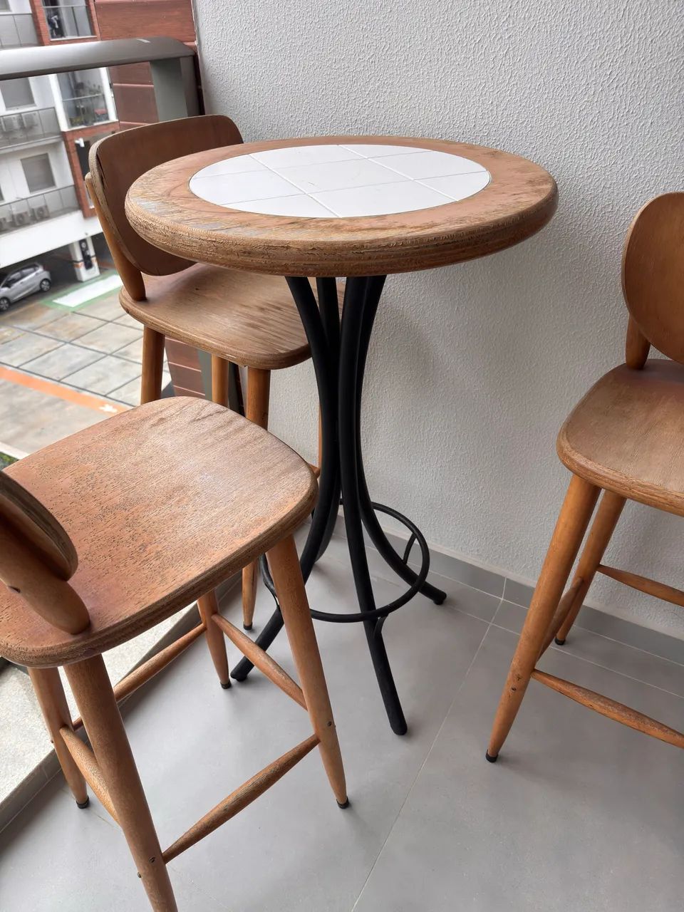Mesa alta de varanda com três banquetas - Foto 5