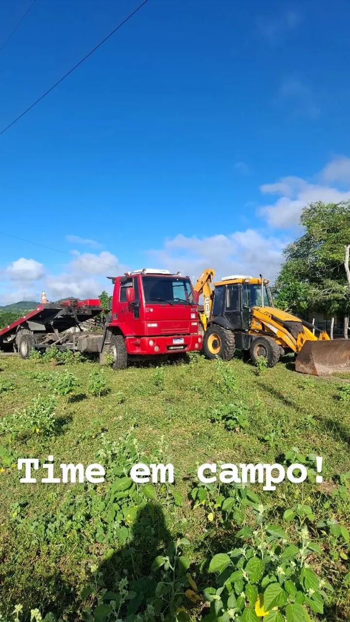 Limpeza,  e nivelamento de terreno   com retroescavadeira  - Foto 2