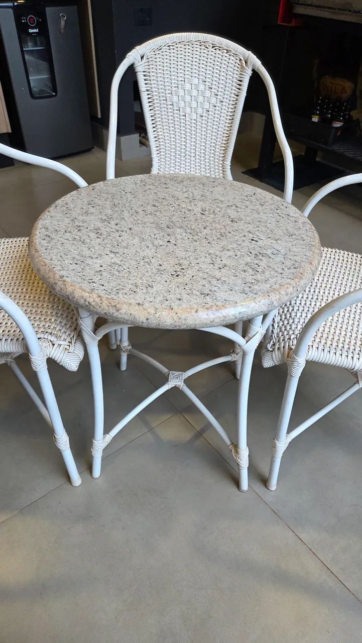Mesa de granito com 4 cadeiras de varanda - conjunto completo - Foto 3