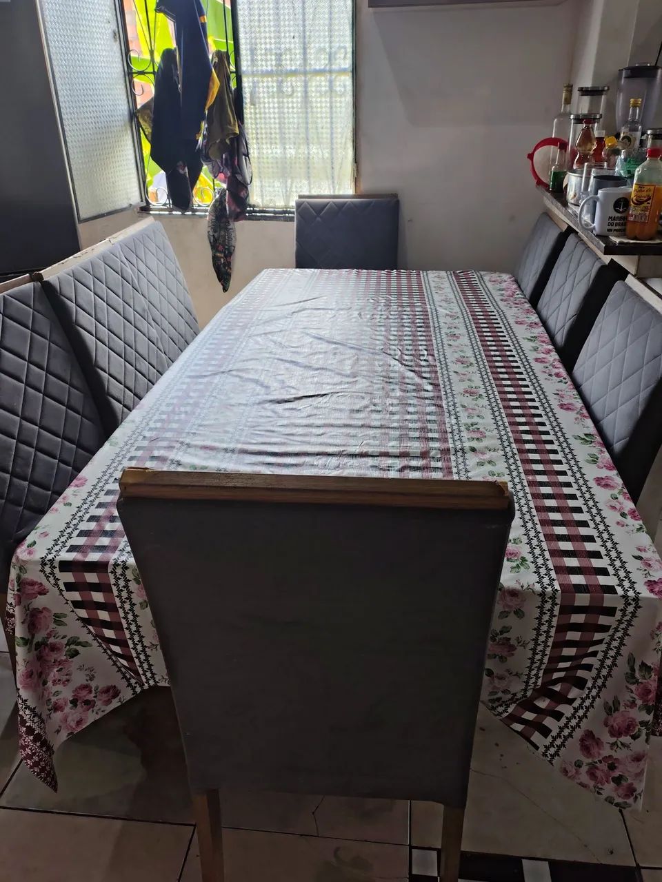 Vendo mesa de 8 cadeiras 