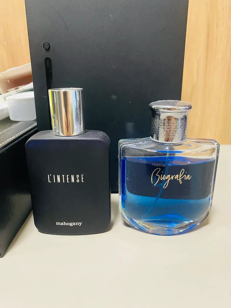 Perfumes L?Intense de Mahogany e Biografia Natura 
