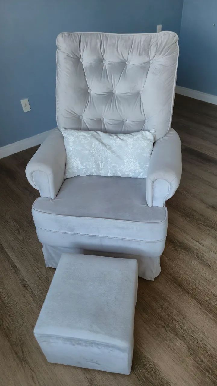 Poltrona de amamentação com puff Quarto Crescente - Foto 5