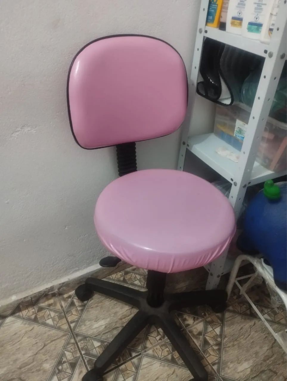 Maca e cadeira giratória para fins estéticos semi nova - Foto 6