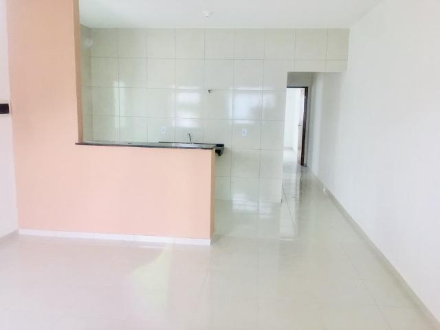 Ent. facilitada linda casa com doc. grátis 2 quartos e 2 suites so casas novas - Foto 4