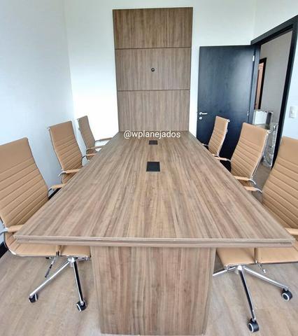 Mesa c Painel de TV embutido para empresas