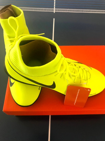 Chuteira NIKE cano alto (society)