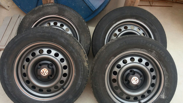 Coquinho aro 14 volks com calotas/ gm pneus rodam bem ainda - Foto 5