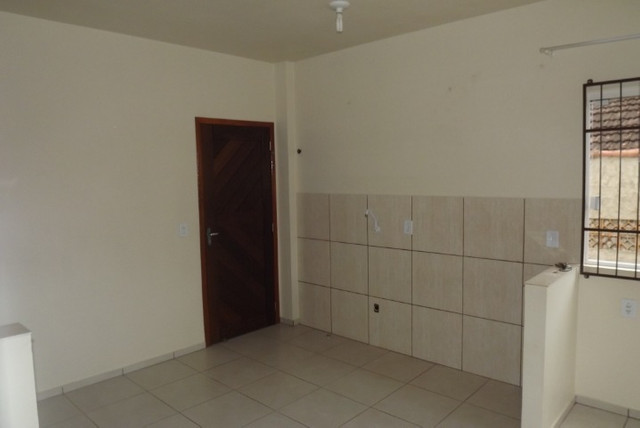 Apto 2 quartos, banheiro, sala, cozinha, lavanderia e garagem coberta - Foto 3