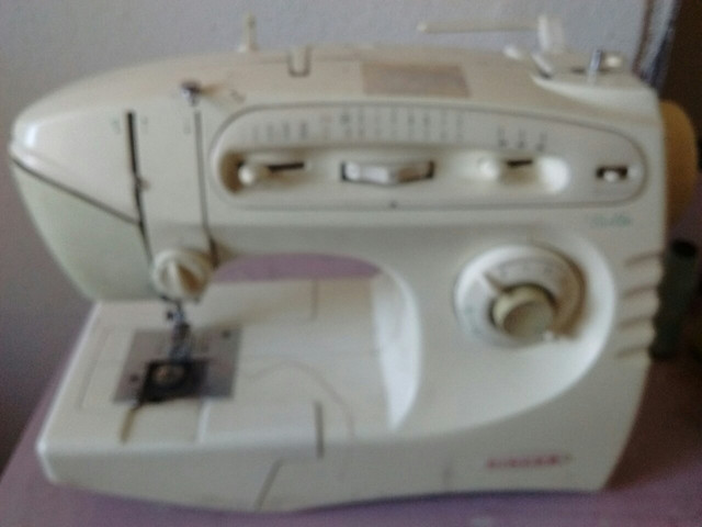 Vende-se máquinas overloque e Singer - Foto 3