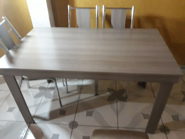Mesa de madeira com 6 cadeiras.