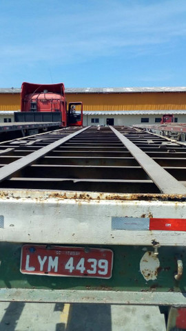 Carreta porta container .
