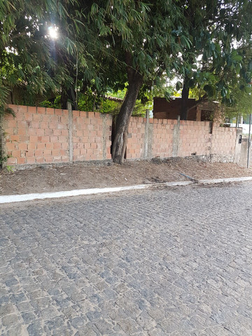 Vendo um terreno com duas casas