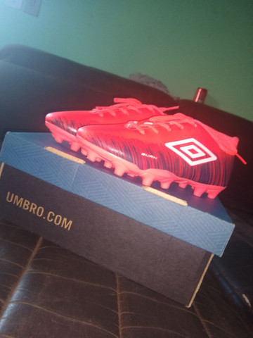 Vendo chuteira da umbro por 80$ - Foto 4