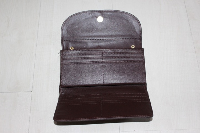 Vendo -carteira na cor café tem 19cm de largura e 10cm de altura - Foto 2