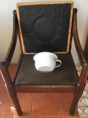 Raríssima poltrona antiga madeira de lei com penico embaixo - Foto 4